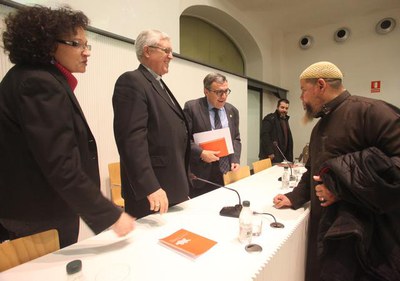 La presentació del llibre sobre les religions ha aplegat els membres de l'Assemblea Municipal de les Religions..