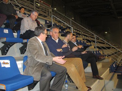 Foto 2. Ros i González, conversant a la llotja del Barris Nord.