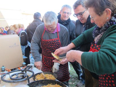 Foto 3.  Ros ha degustat alguns dels plats que s'estaven preparant.