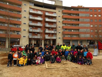 Els nens i nenes de P5 de l'escola La Mitjana també han participat en la plantació d'arbrat a la glorieta de Font i Quer.