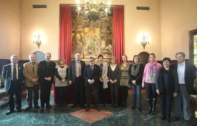 L'alcalde, Àngel Ros, ha destacat que "aquest conveni pretén treballar per disminuir el nombre de desnonaments que es produeixen i, evidentment, el s….