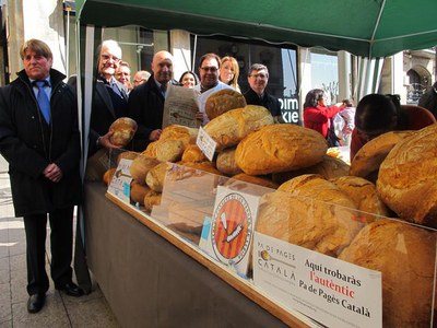 Foto 2. Diversos regidors de la Paeria han donat suport a l'acció promocional del Gremi.
