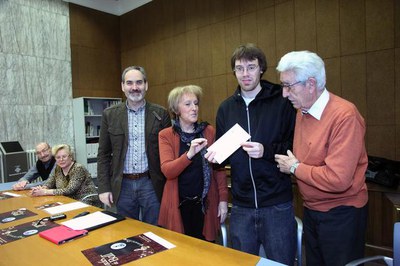 Entrega del premi al guanyador del concurs del cartell de les Tardes de Ball.
