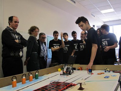 Àngel Ros s'ha interessat pel funcionament del robot de lego.