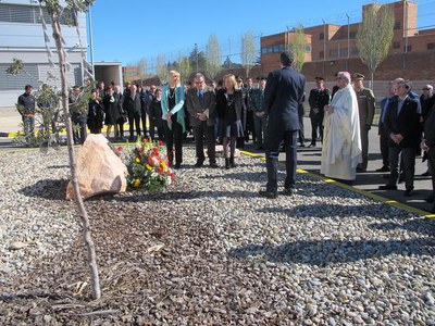 Ofrena floral en record dels bombers que no han tornat.