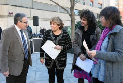 Foto 2. L'alcalde amb Carme Roig i Anna Cèlia Esteve, empresàries i pageses que avui han exposat els motius de la jornada i han llegit el manifest.