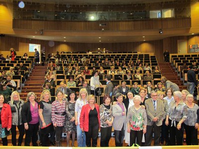 Foto 3. Àngel Ros, amb Rosa Palau, les ponents i les dones homenatjades en l'acte.