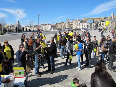 Foto 2. Els participants s'han reunit a la plaça Bores, on s'ha fet una xocolatada.
