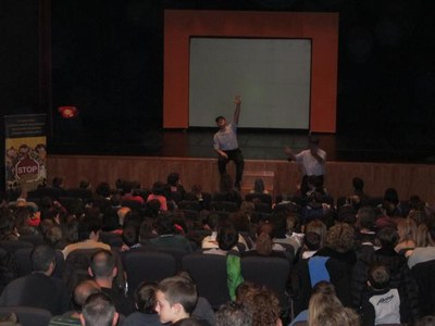 Foto 2. Un espectacle divertit i pedagògic ha ensenyat conceptes vinculats a la seguretat viària als més petits.