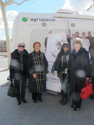 La unitat mòbil ofereix proves per medir la pressió intraocular gratuïtes i obertes a tota la ciutadania.