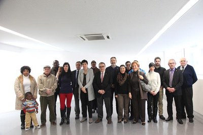 Foto de grup amb tots els adjudicataris dels habitatges de lloguer de l'EMU.