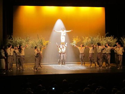 L'Esbart Dansaire Sícoris-Ballet Ciutat de Lleida, en la representació de "La Moixiganga" al pregó de Setmana Santa de Lleida.