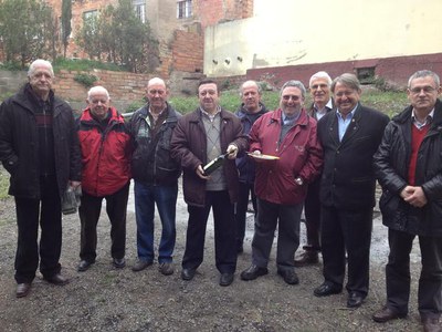 Diversos regidors han compartit amb el Centro Galego la calçotada que han fet a l'Ermita de Grenyana.
