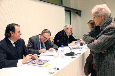 Ros, signant un dels exemplars del llibre, amb l'autor, Josep Gamell, i l'actor, Carles Canut.