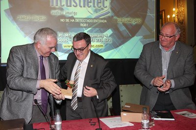 L'alcalde ha lliurat una reproducció del Marraco a Josep Enric Llebot..