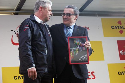 El director de la Volta, Rubén Peris, lliura al paer en cap una reproducció del cartell de la cursa..