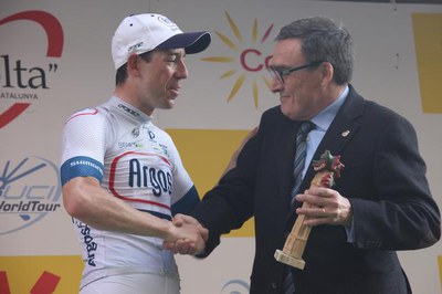 Un obsequi amb accent lleidatà per al vencedor de l'etapa, el canadenc François Parisien..