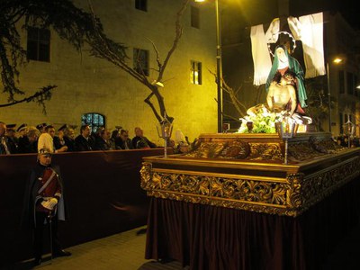 La processó dels Dolors està organitzada per la Real i Venerable Congregació de Nostra Senyora dels Dolors de Lleida.