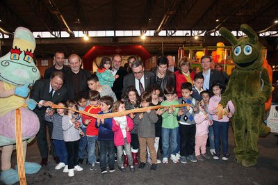 Els nens i nenes han tallat la cinta inaugural..
