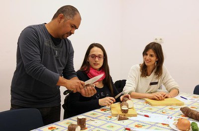 El cicle Cuines del Món forma part de les activitats de joventut d'aquest trimestre..