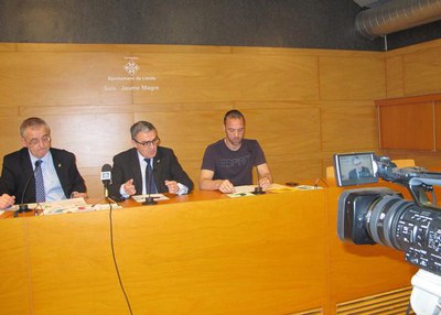 L'alcalde Ros, amb els regidors Jesus Castilló i Txema Alonso, en la presentació de les activitats infantils d'estiu de la Paeria.