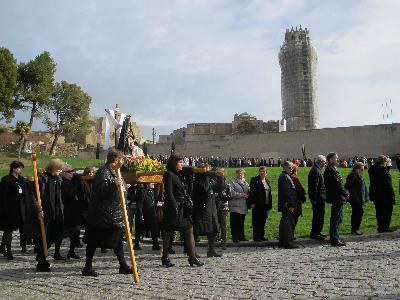 El pas de la Pietat l'han portat a les espatlles les dones de la Confraria l'AV Jaume I.
