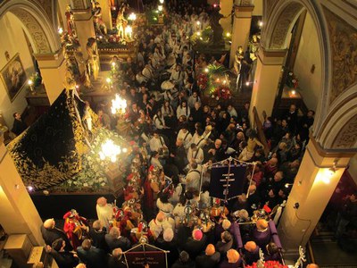 La Confraria de la Mercè ha fet ressonar els tambors a l'interior de l'església.