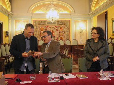 L'alcalde li ha lliurat una reproducció de la Seu Vella amb el Marraco al periodista David Bassa, que ha pronunciat la conferència inaugural del cong….