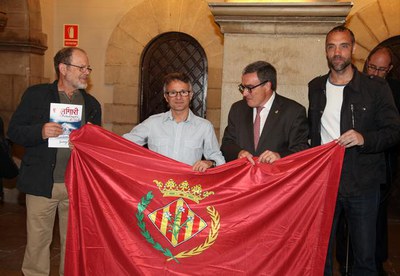 Àngel Ros lliurant la bandera de la ciutat a Juanjo Garra.