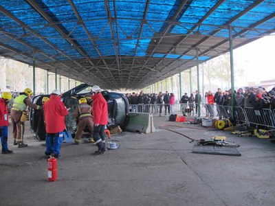 Un dels equips realitza la prova de rescat "estàndard"..