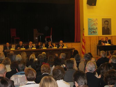 La sala d'actes de l'INS Màrius Torres s'ha omplert per homenatjar Josep Vallverdú, qui ha rebut l'XI Medalla del centre.
