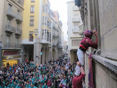 Com és tradicional, l'actuació a la plaça s'ha acabat amb l'alcalde agafant des de la finestra l’anxaneta del pilar dels bordeus.