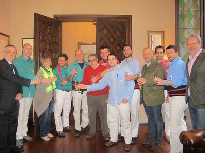 El paer en cap i els membres de la Corporació municipal, amb els caps de colla dels Castellers de Lleida, del Poble Sec i de Sabadell.