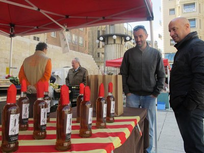 Rafael Peris ha saludat també la parada que es va incorporar al Mercat de l'Hort a Taula al març de licor de Camamilla de Linyola.