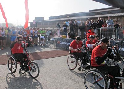 La Cursa Bombers de Lleida ha comptat amb la participació d'un grup d'esportistes amb mobiliitat reduïda.