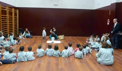 Una cinquantena de nens de l'Escola Bressol del Rellotge han gaudit de la representació del conte "La sopa de pedres".