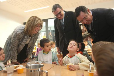 L'alcalde de Lleida, Àngel Ros, la consellera Irene Rigau i el delegat del Govern de la Generalitat a Lleida, Ramon Farré, amb els infants al menjado….