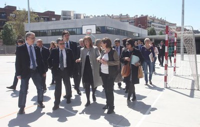 L'Escola la Mitjana i l'Institut La Mitjana, juntament amb l'Escola Bressol, estan situats en un mateix "campus" educatiu..