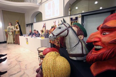 Diversos elements de la cultura popular lleidatana han presidit la presentació del llibre.