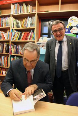 El periodista lleidatà ha dedicat un llibre a l'alcalde de Lleida, Àngel Ros.