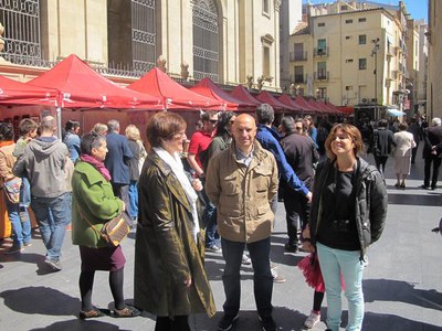 El Mercat de les Idees s'ha instal·lat amb 38 parades a la plaça de la Catedral i al carrer de la Vila de Foix.