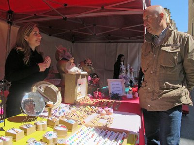 El tinent d'alcalde Rafael Peris ha visitat aquest migdia les parades del 3r Mercat de les Idees.