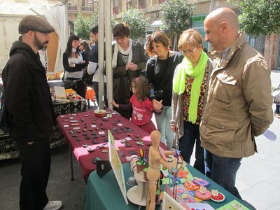 Peris ha passejat amb la tinenta d'alcalde Montse Parra per les 38 parades del 3r Mercat de les Idees.