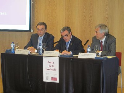 L'alcalde Ros, amb el degà del Col·legi, Ramon Grau, i el lingüista i comunicòleg, Sebastià Serrano.