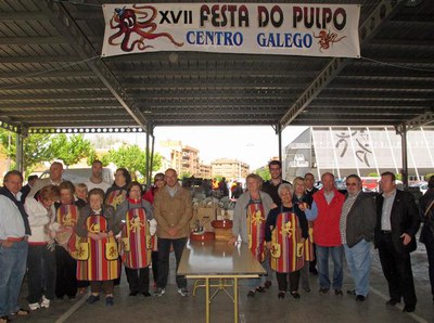 Els regidors de la Paeria amb els membres del Centro Galego, que han organitzat la XVII Festa do Pulpo.