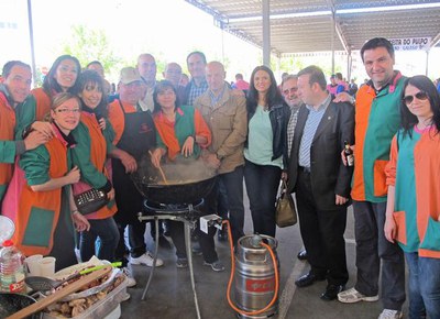 Els regidors de la Paeria, amb una de les colles, al dinar de germanor d'aquest diumenge que ha aplegat un miler de penyistes.