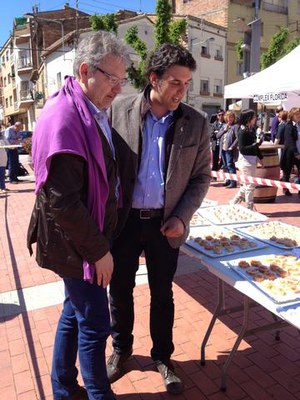 Larrosa ha visitat amb l’alcalde d'Alfarràs, Kleber Esteve, els diferents estands de la II Mostra Gastronòmica de Truita de Riu.
