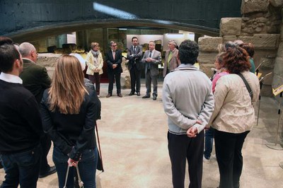 La tradicional recepció institucional als escriptors lleidatans per Sant Jordi s'ha fet enguany a la planta subterrània de l'Auditori, envoltats de r….