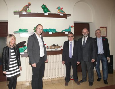 El paer en cap i la direcció del col·legi Lestonnac, amb diverses representacions de Lo Marraco realitzades pels alumnes.