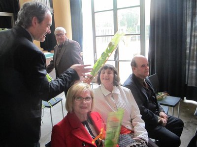 El tinent d'alcalde Josep Presseguer ha repartit roses entre les dones que han assistit a les Tardes de Ball.